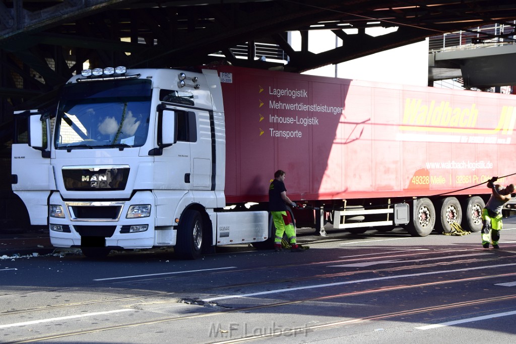 LKW blieb unter Bruecke haengen Koeln Deutz Opladenerstr Deutz Muelheimerstr P077.JPG - Miklos Laubert